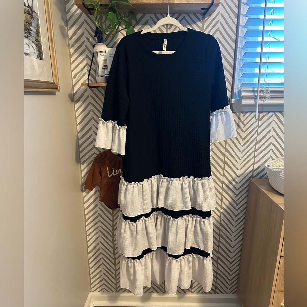 Elegant Black and White Tiered Dress - Picture 2 of 3